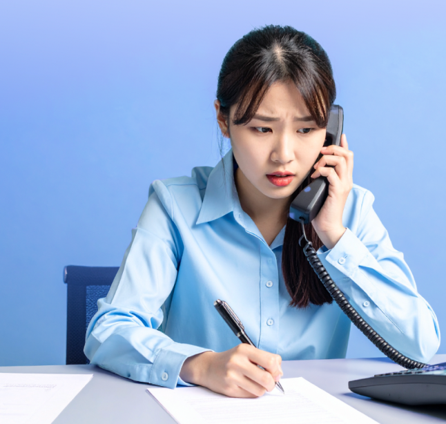 企業人員一邊電話詢問專員一邊填寫紙本申請書